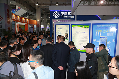 天坦移動醫(yī)、護亮相信博會，展臺前人頭攢動