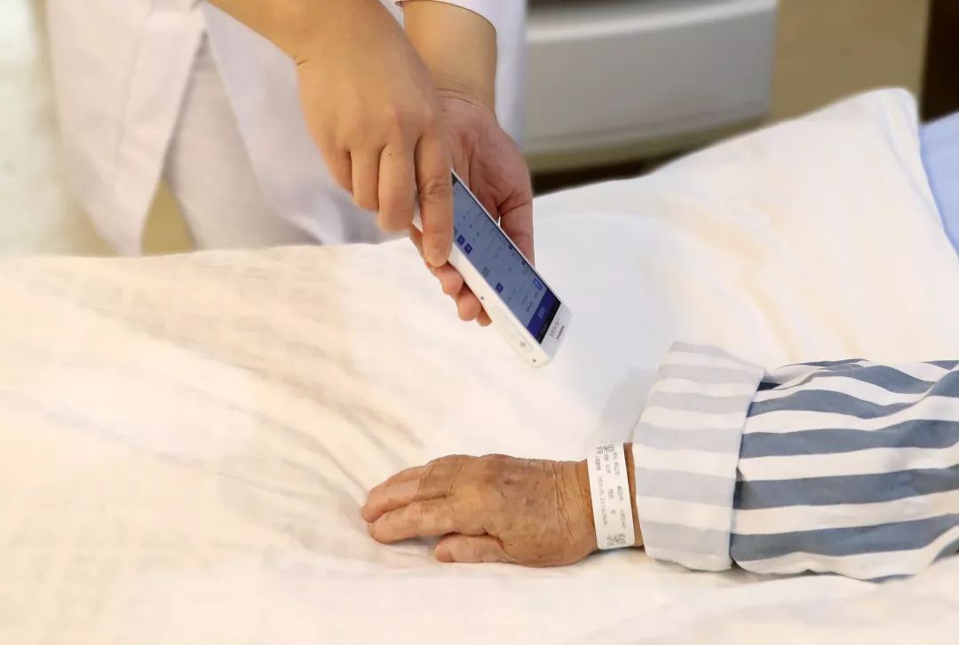 首發(fā)丨走進智慧病房，用科技托起生命的重量